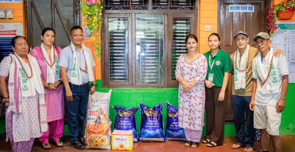 आमाको पुन्यतिथिमा गाउँपालिका अध्यक्षद्धारा मानवसेवा आश्रमलाई सहयोग