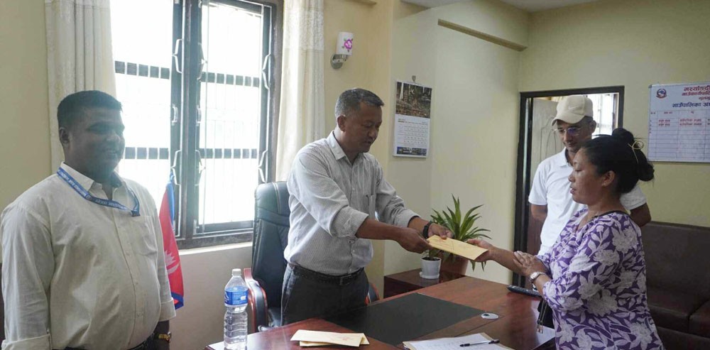 मर्स्याङ्दी गाउँपालिकाले उच्च शिक्षा पढ्दै गरेका ९ जनालाई दिए छात्रबृत्ति