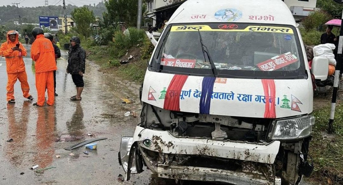 चितवनबाट लमजुङ जाँदै गरेको माइक्रो दुर्घटना, १४ जना घाइते