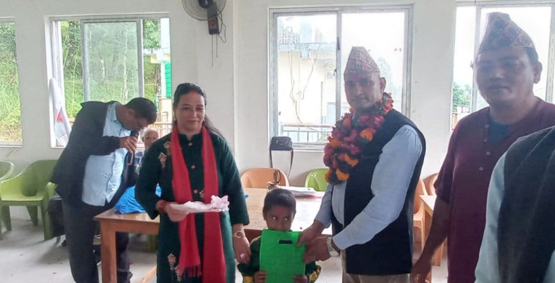 भकुण्डेका सुनिल कँडेलद्धारा १९ विद्यार्थीलाई पोशाक वितरण