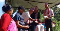 गाउँफर्क प्राविका विद्यार्थीलाई राजशान्ति फाउन्डेसनद्वारा जुत्ता र मोजा सहयोग