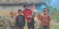लमजुङ सिमीगाउँः आमाको मृत्युपछि सन्तानको बिचल्ली