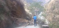 सुख्खा पहिरोसहितको ढुंगा खस्दा बेंसीशहर–चामे सडक अवरुद्ध