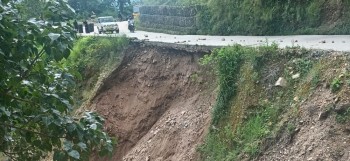 अँधेरीखोलाको पहिरोले बेंसीसहर–डुम्रे सडक आंशिक अवरुद्ध