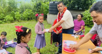 जन्मदिनको अवसरमा बालबालिकालाई स्टेशनरी सामग्री वितरण