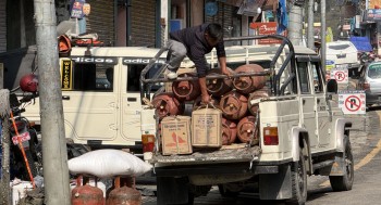 लमजुङमा ग्यास वितरणः ‘पहिला आउनेलाई पहिला सेवा’ प्रणाली
