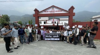 सुनचाँदीमा लगाइएको करविरुद्ध लमजुङका व्यावसायीहरु सडकमा