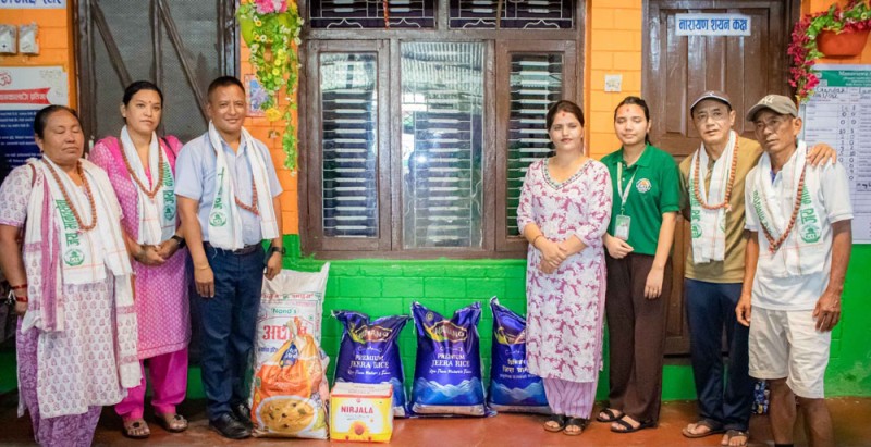 आमाको पुन्यतिथिमा गाउँपालिका अध्यक्षद्धारा मानवसेवा आश्रमलाई सहयोग