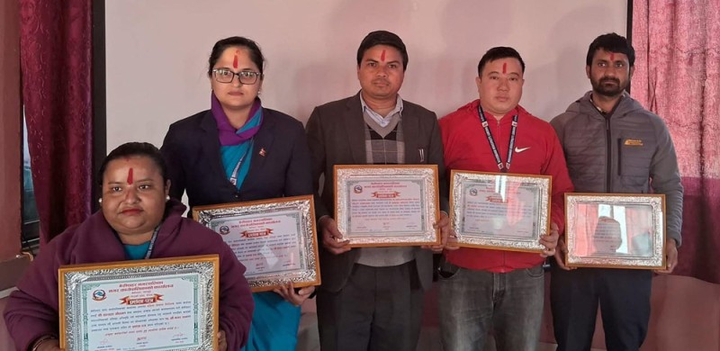 बेसीशहर नगरपालिकाद्वारा ५ जना उत्कृष्ट कर्मचारी र शिक्षकलाई सम्मान