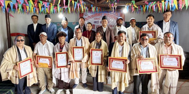 क्व्होलासोथार गाउँपालिकाद्वारा १२ जनालाई सम्मान