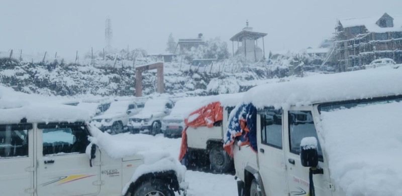 माथिल्लो मनाङमा भारी हिमपात, पर्यटकलाई सास्ती