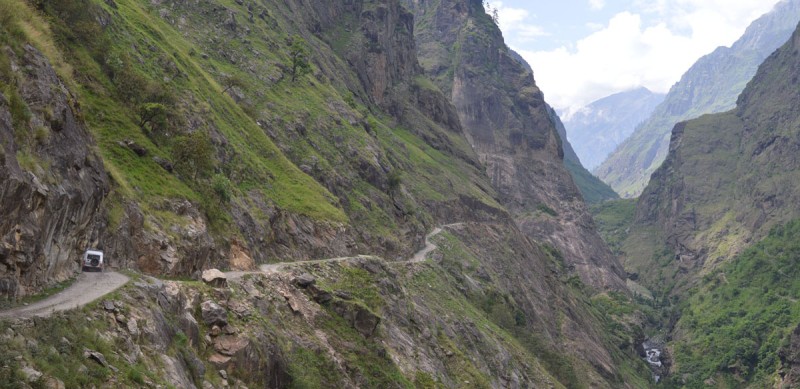 बेंसीशहर–चामे सडकमा रातको समय सवारी सञ्चालनमा रोक