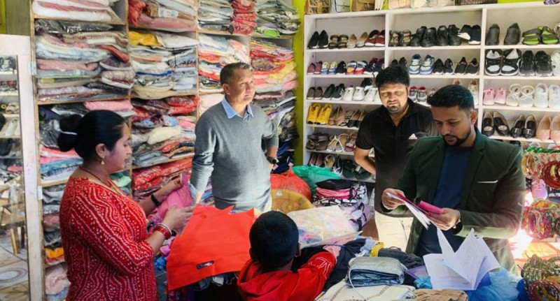 लमजुङको खुदी बजारका पसलमा अनुगमन, केही विना दर्ता सञ्चालनमा