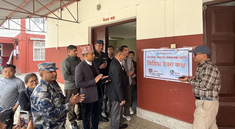 लमजुङमा मतगणना स्थल नजिकै मिडिया डेस्क स्थापना