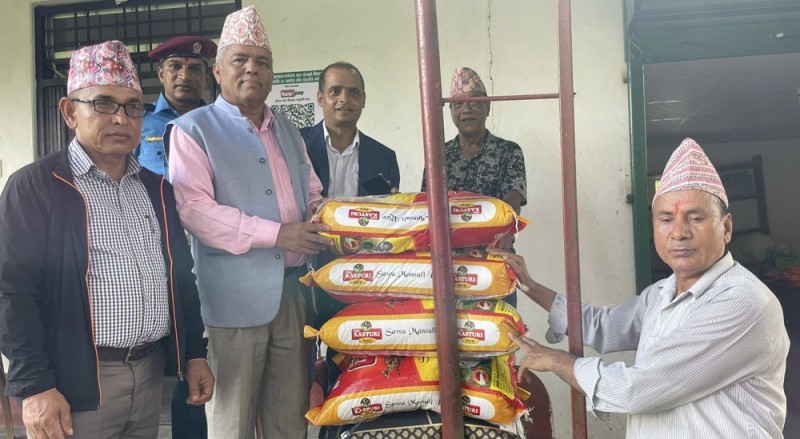 पुष्पलाल स्मृति दिवसमा सर्वोदय सेवाश्रममा खाद्यान्न वितरण र वृक्षारोपण