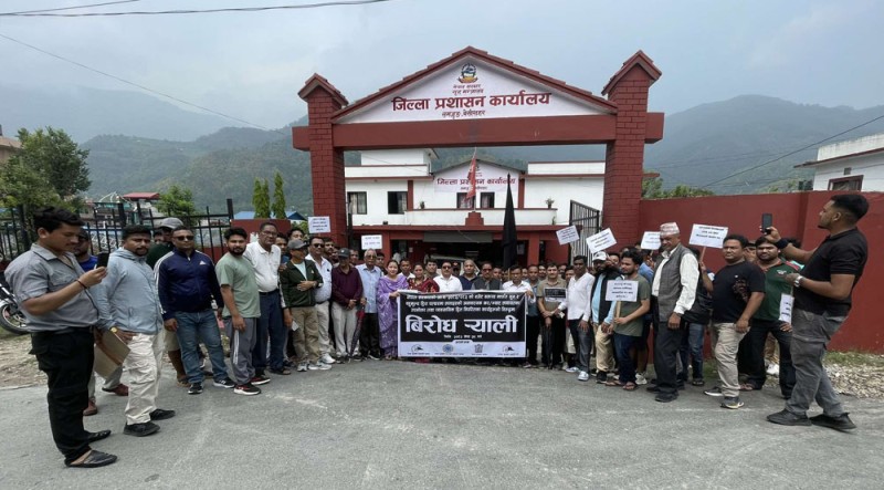 सुनचाँदीमा लगाइएको करविरुद्ध लमजुङका व्यावसायीहरु सडकमा