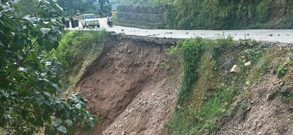 अँधेरीखोलाको पहिरोले बेंसीसहर–डुम्रे सडक आंशिक अवरुद्ध