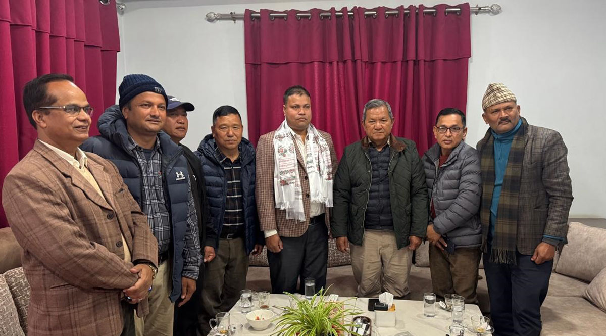 लमजुङमा कांग्रेस छाडेर एमाले प्रवेश गर्नेको लर्को