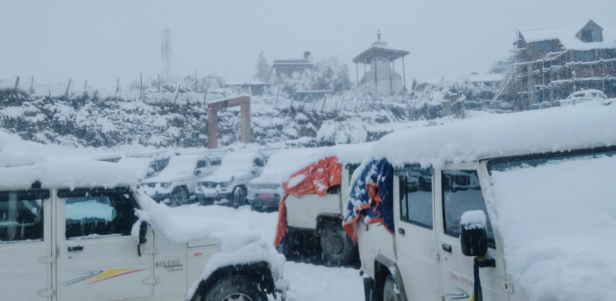 माथिल्लो मनाङमा भारी हिमपात, पर्यटकलाई सास्ती